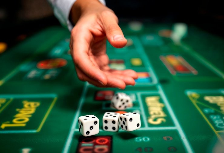 Tampilan meja baccarat eksklusif VIP dengan streaming HD dan UI yang bersih